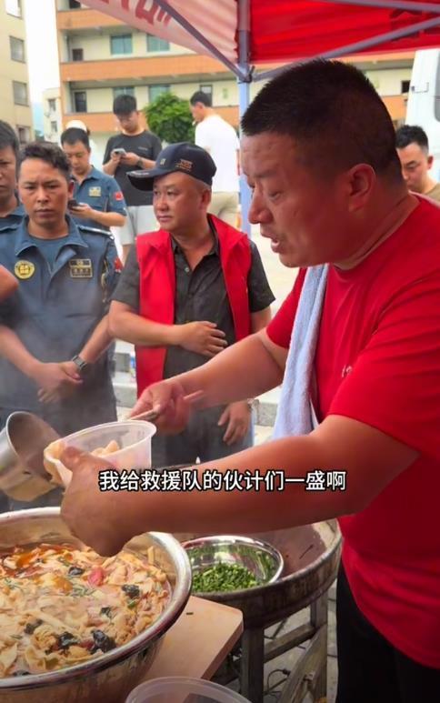 河南“漂流哥”带6000份烩面支援榕江：街头架锅煮面，一顿有一两千人来吃