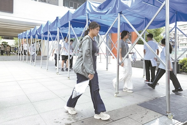 “踩点”踩出安心感 中考考生从容探考场