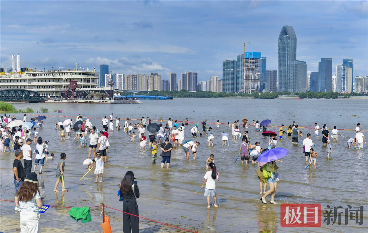 长江水位上涨，汉口江滩成“水上乐园”