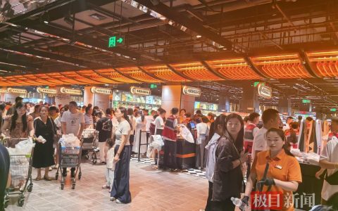 节假日胖东来吸引大量外地游客，许昌出租车司机称月收入能达万元