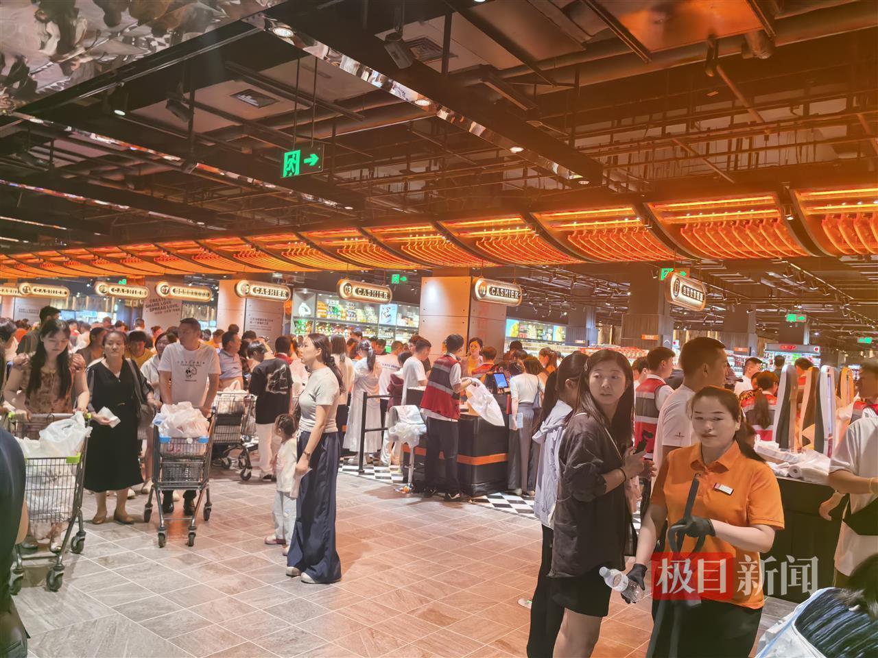 节假日胖东来吸引大量外地游客，许昌出租车司机称月收入能达万元
