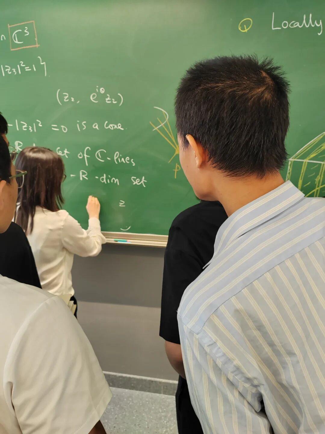 韦东奕开通社交账号后再露面，坐第一排听讲座，与34岁教授王虹同框讨论数学问题