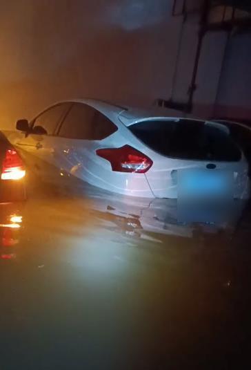 桂林暴雨有小区车库被淹，居民：积水曾没过车顶，家里两台车被泡