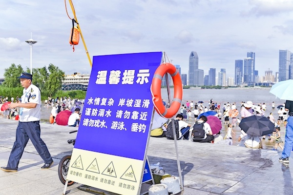 长江水位上涨 亲水平台拉起警戒线 江滩戏水注意安全
