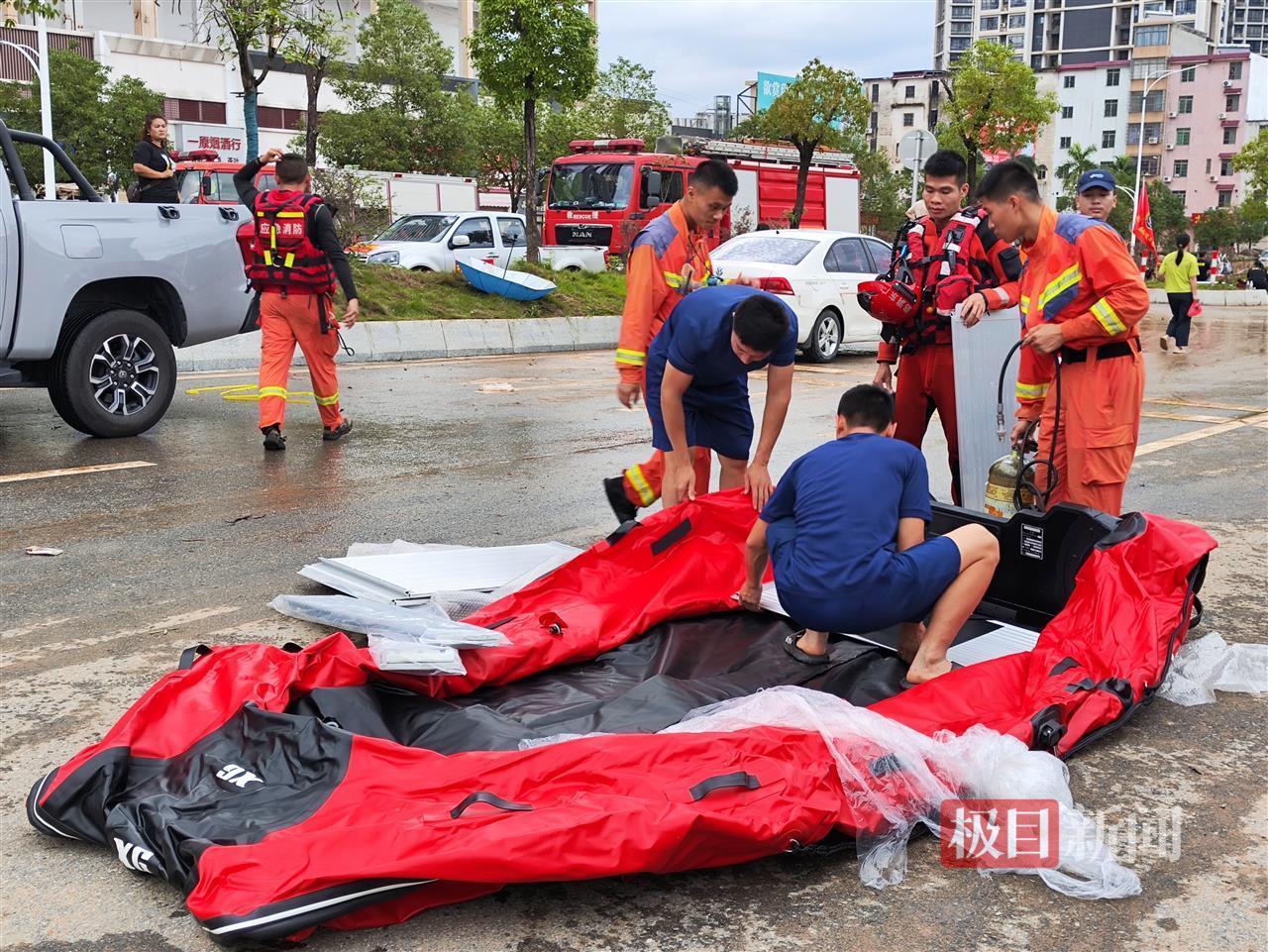直击怀集遭遇超百年一遇洪水救援现场：大量救援车辆待命，救援人员称“哪里需要就去哪里”