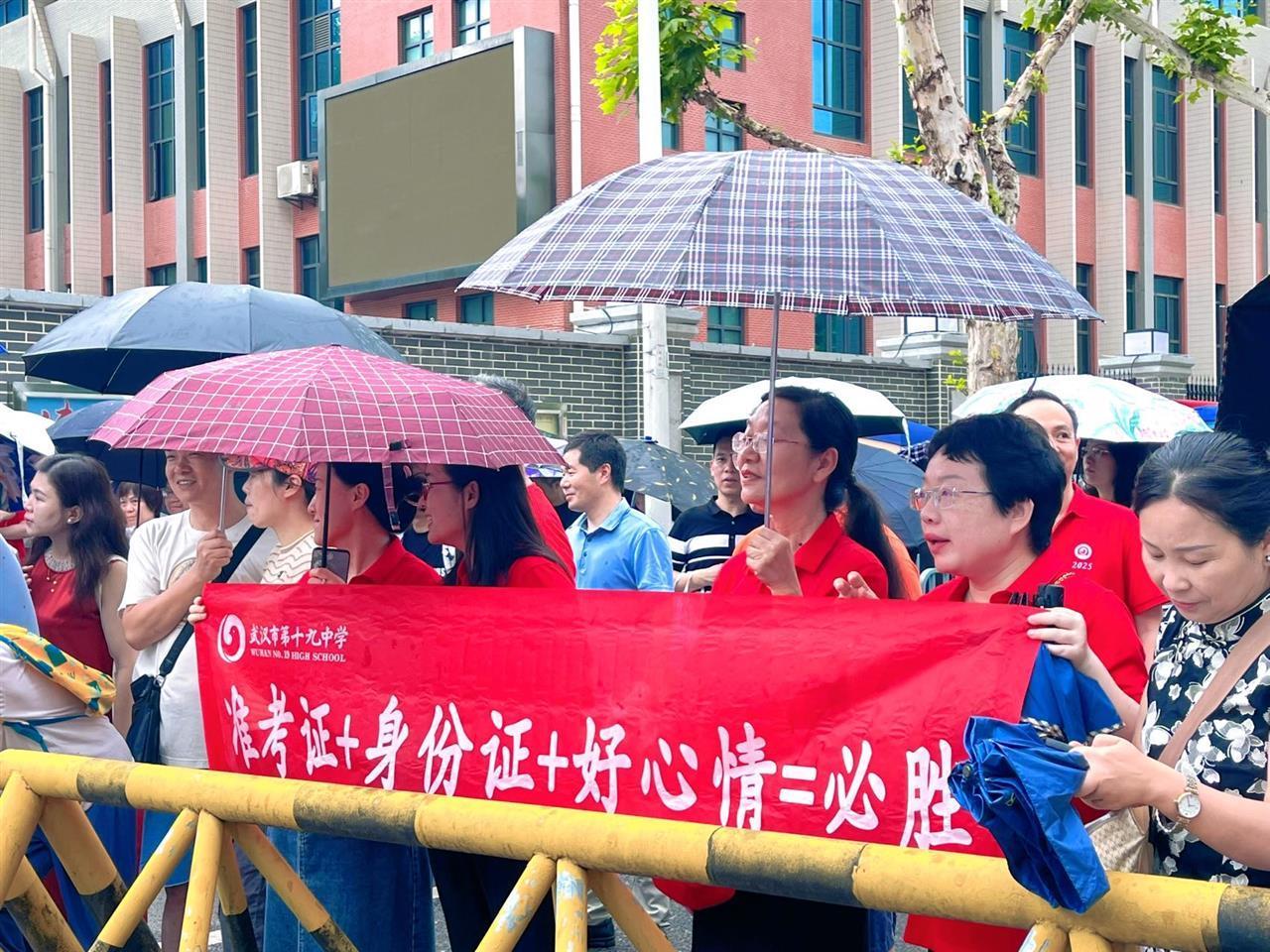 直击高考首日，老师们组成“红衣送考团”为学生加油