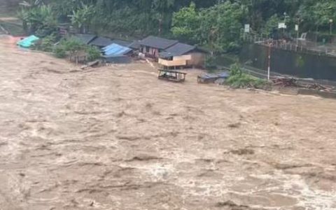 怒江贡山强降雨引发洪涝灾害，有房屋倒塌，当地紧急转移安置群众1342人