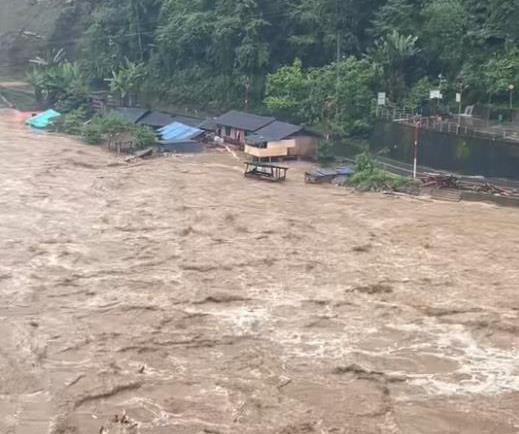 怒江贡山强降雨引发洪涝灾害，有房屋倒塌，当地紧急转移安置群众1342人