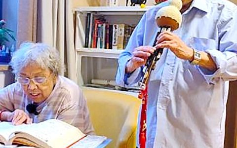 102岁爷爷追到85岁奶奶 武汉养老院的高龄爱情很甜