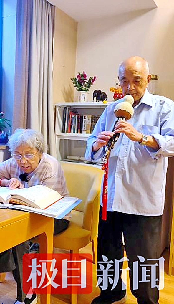 102岁爷爷追到85岁奶奶 武汉养老院的高龄爱情很甜