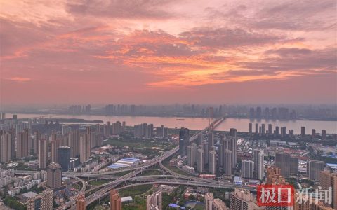 落日黄昏晓，清风衬晚霞