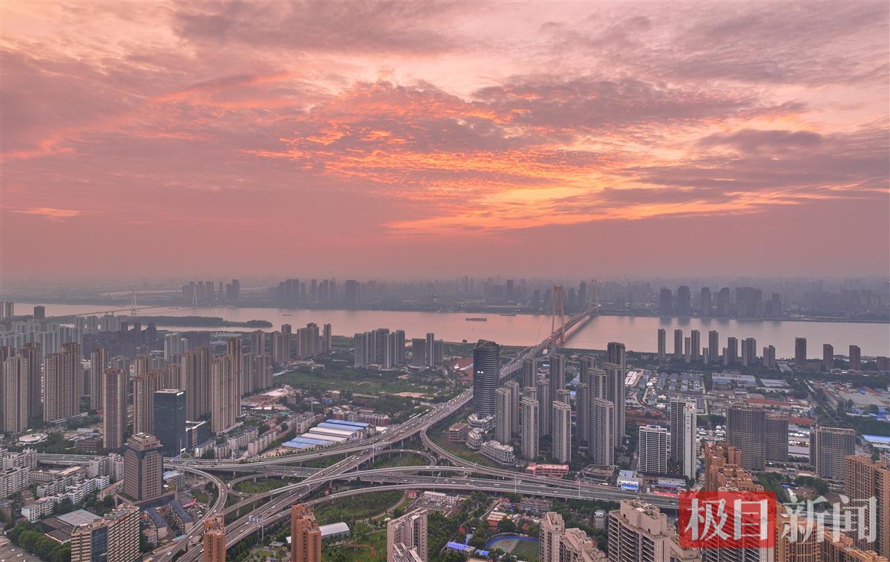 落日黄昏晓，清风衬晚霞