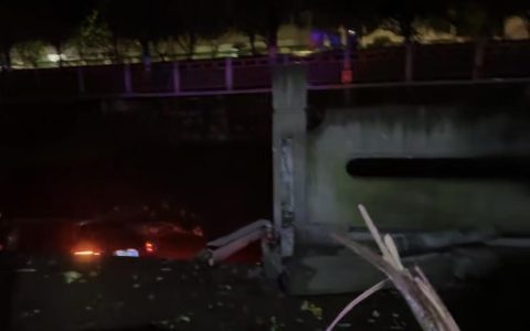 杭州一越野车夜晚冲进河里，居民：司机疑逃避查酒驾，已被救起