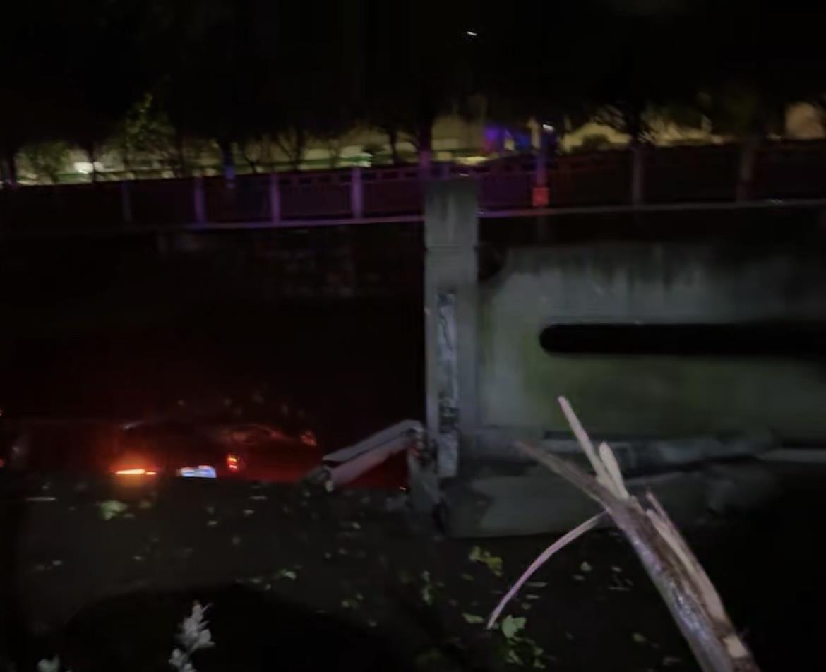 杭州一越野车夜晚冲进河里，居民：司机疑逃避查酒驾，已被救起