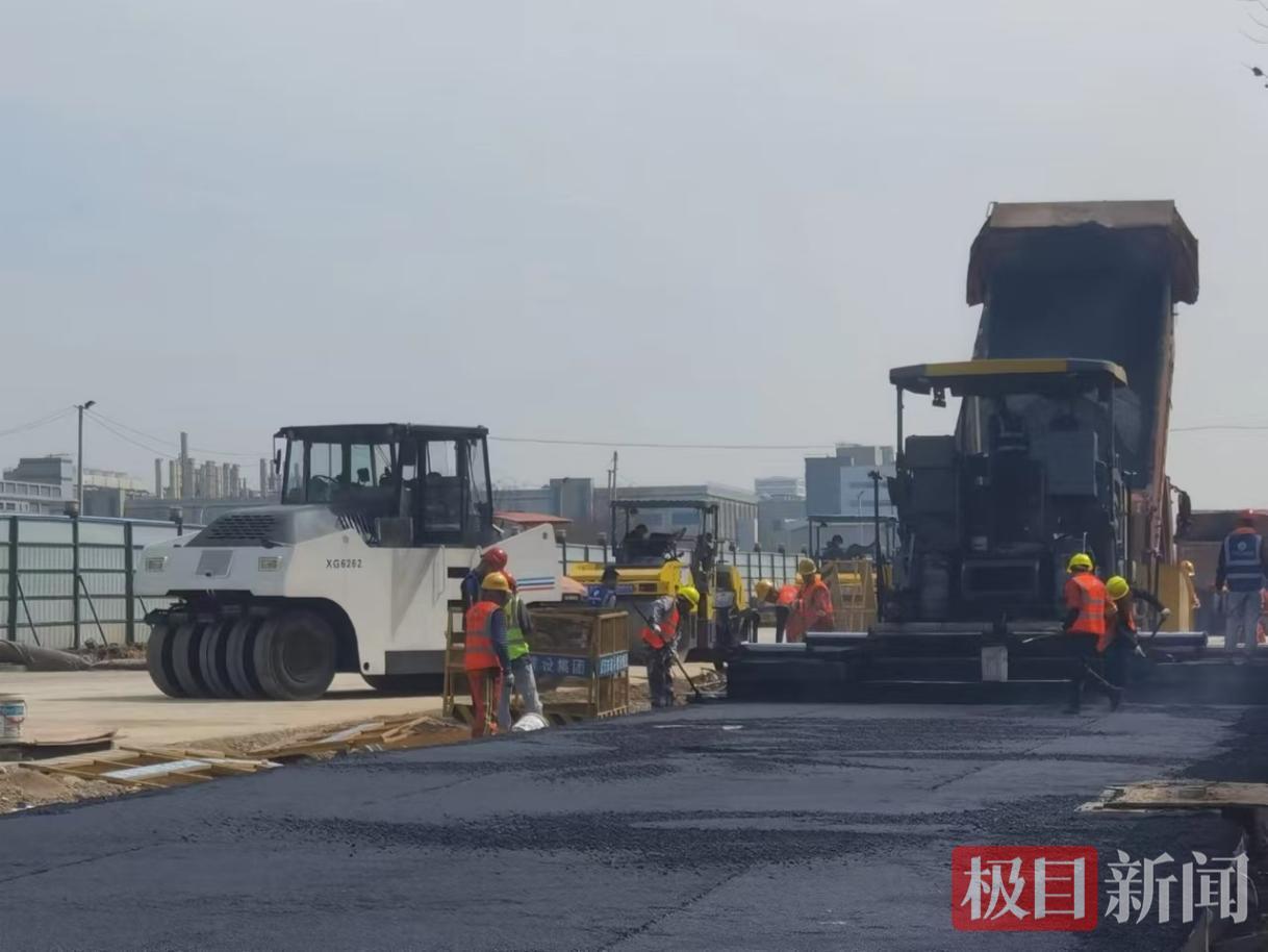 车道拓宽一倍，光谷高新四路重点路段提前通车还路于民