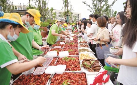 1.25吨小龙虾独宠毕业生 武工院为学子送上花样祝福