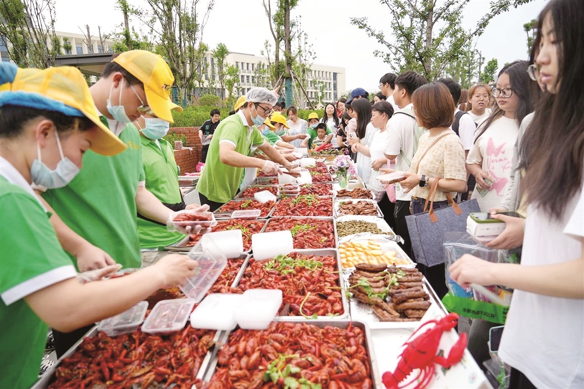 1.25吨小龙虾独宠毕业生 武工院为学子送上花样祝福