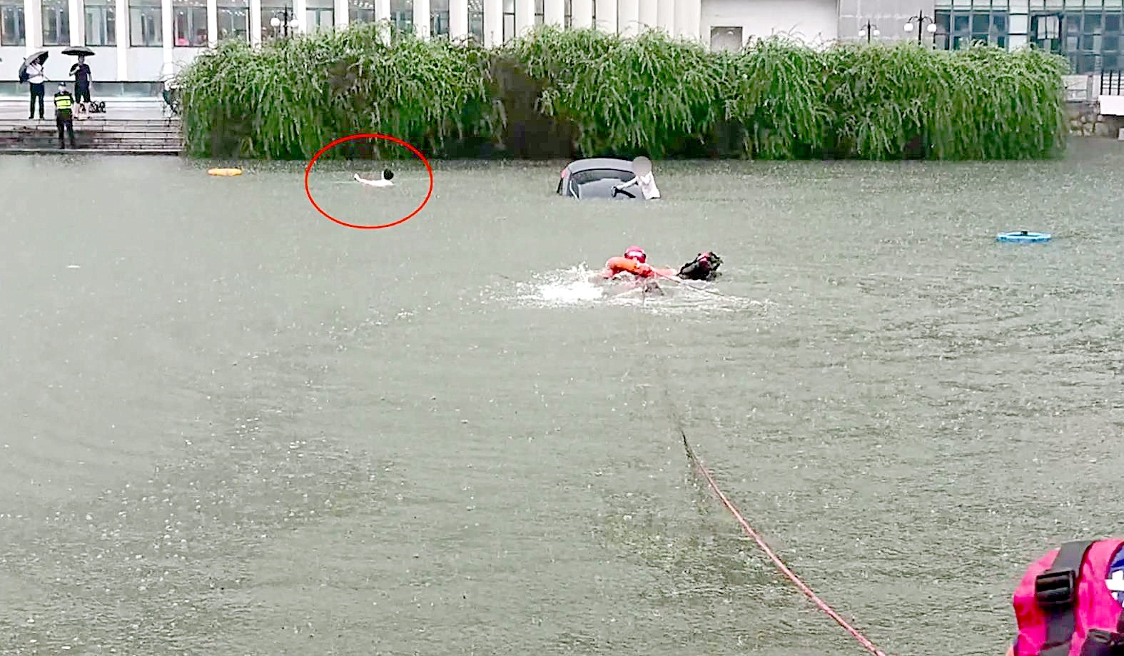 小伙乘网约车去面试 被司机送进湖里 被救上岸后还在喊“我要去面试” 希望借网友吉言“顺利上岸”