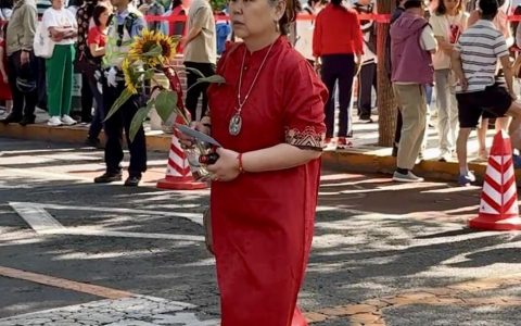 “”“满分”……高考首日北京四中考点家长穿花式T恤送考