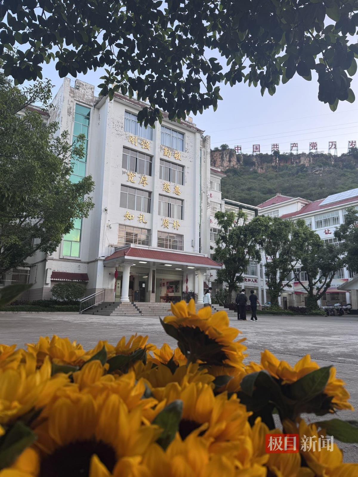 华坪女高第十五次送考：全校师生举着向日葵寓意一举夺魁，张桂梅称活着就会送考