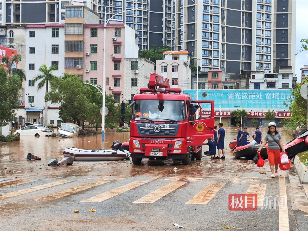 直击怀集遭遇超百年一遇洪水救援现场：大量救援车辆待命，救援人员称“哪里需要就去哪里”