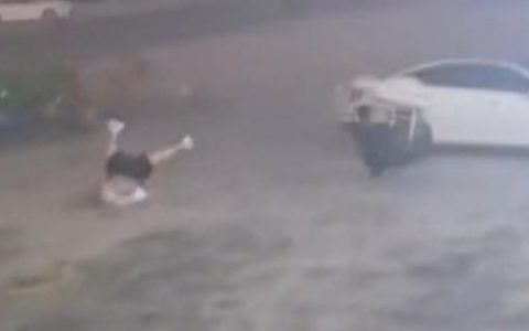 205斤山东小伙被大风吹倒，头部着地滚翻，当事人：阵风持续约5分钟，人没受伤