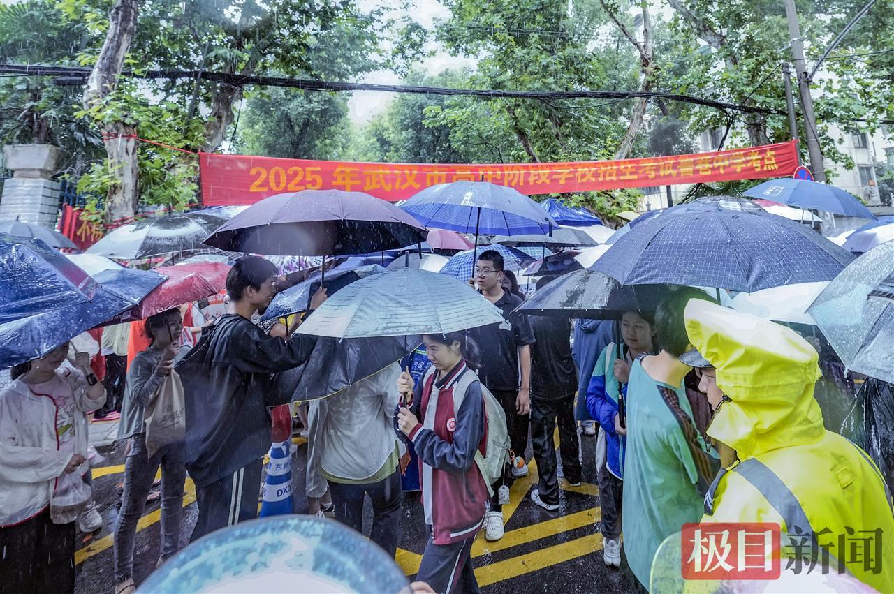 中考第一场考试结束