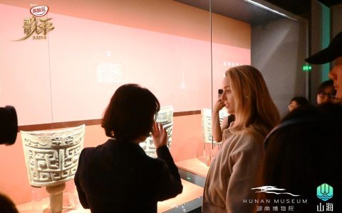 拿下“歌手周冠军”后打卡湖南博物院，铁肺Grace的端午“很酷，太美妙”