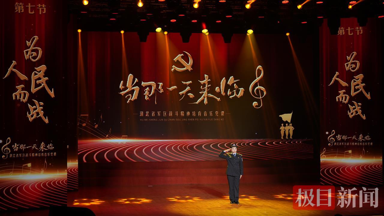 还记得1998年洪水中，抱树被救的小江珊吗？27年后，已成为民警的她动情讲述