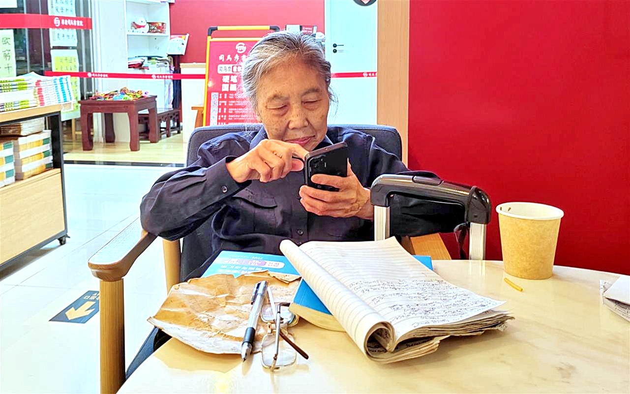 坚持不懈到书店刷题  虚心向年轻人们请教 痴迷数学的婆婆偶像是北大“韦神”