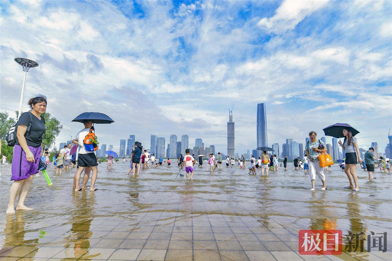 长江水位上涨，汉口江滩成“水上乐园”