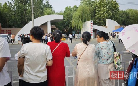 66辆送考大巴开赴河北衡水中学考点，车上有学生仍抓紧复习