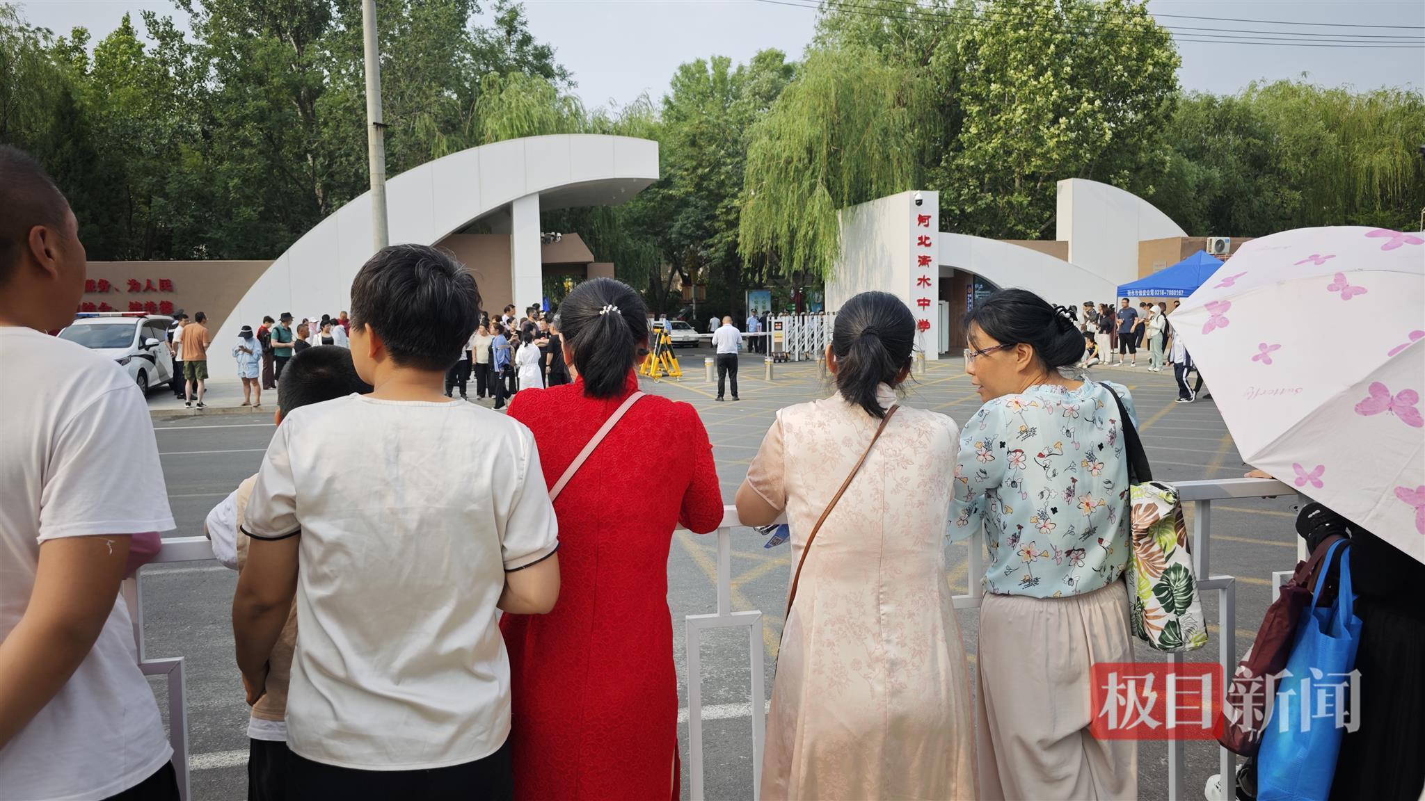 66辆送考大巴开赴河北衡水中学考点，车上有学生仍抓紧复习