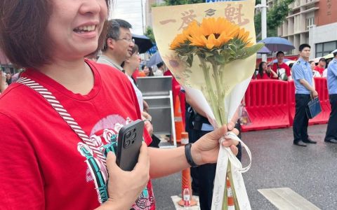 直击高考首日，老师们组成“红衣送考团”为学生加油