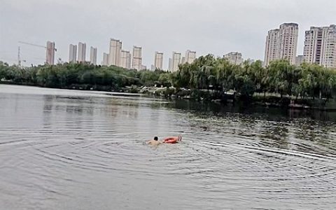 暴雨倾盆，63岁保安湖中救人 这是近四年来他第五次下水救人
