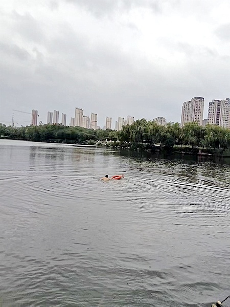 暴雨倾盆，63岁保安湖中救人 这是近四年来他第五次下水救人