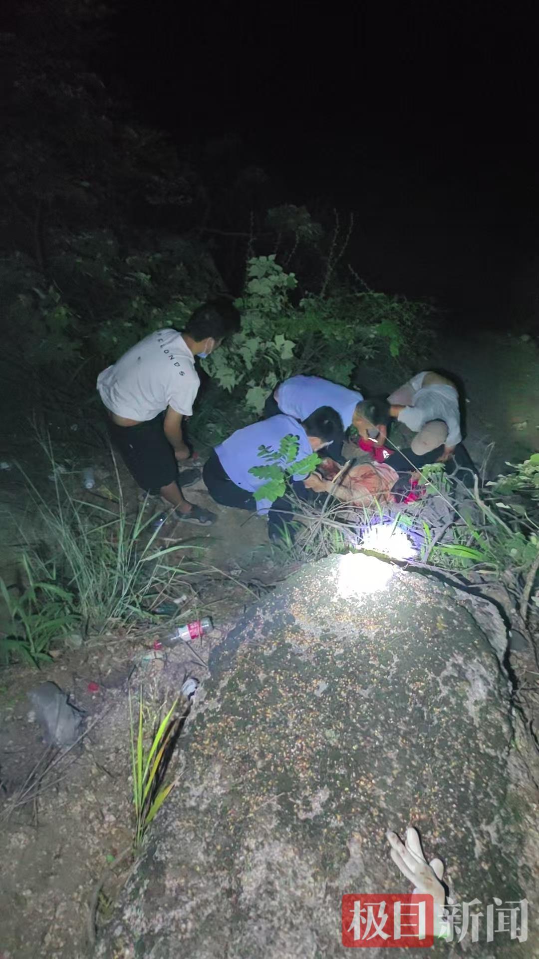 游客夜爬大顶山坠落悬崖，多部门合力将她救出