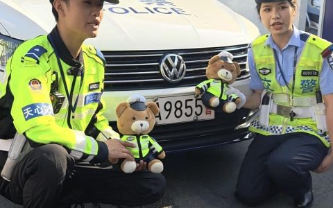 长沙家长捧向日葵送考，985数字警车停在考场外祝考生金榜题名