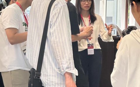 韦东奕开通社交账号后再露面，坐第一排听讲座，与34岁教授王虹同框讨论数学问题