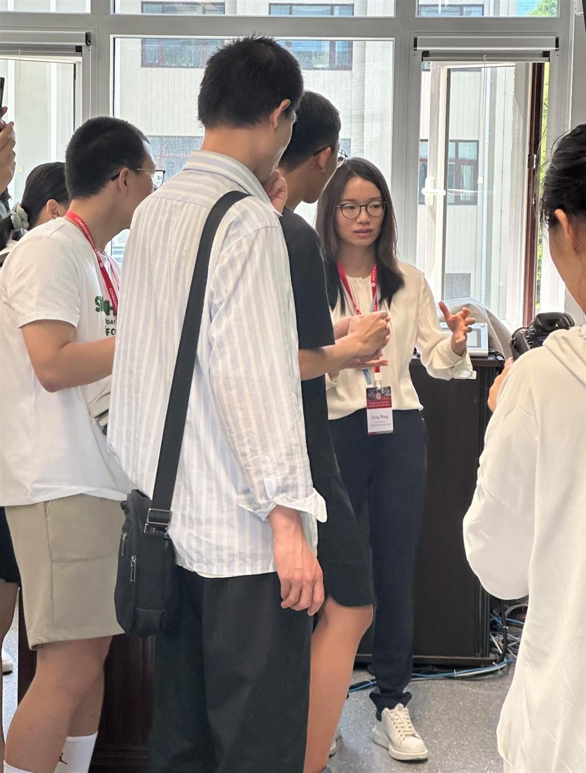 韦东奕开通社交账号后再露面，坐第一排听讲座，与34岁教授王虹同框讨论数学问题