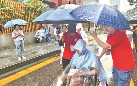 中考温情一幕 家校携手护航骨折考生