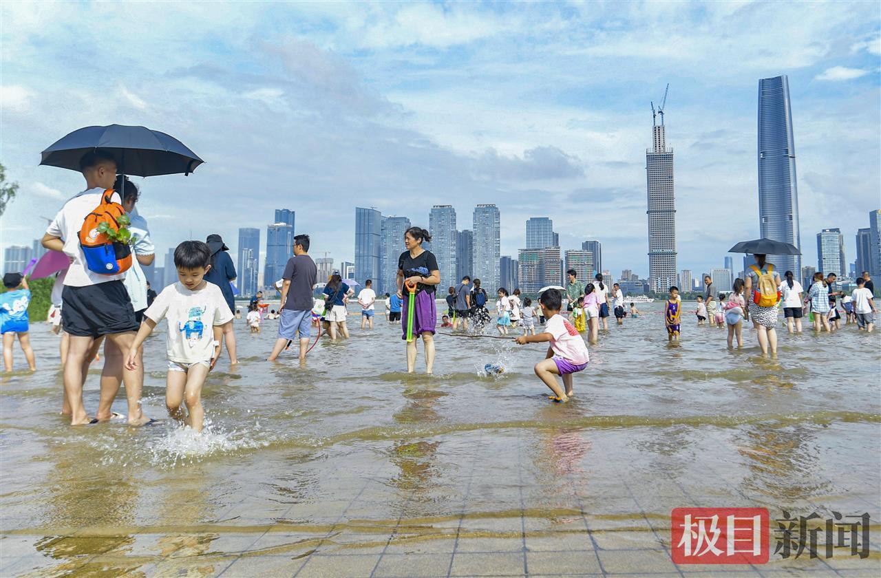 长江水位上涨，汉口江滩成“水上乐园”