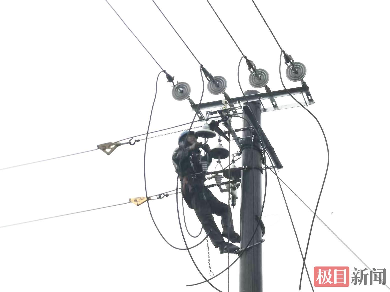 湖北石首2000亩虾稻田渍水，电力工人滂沱大雨中施工排水