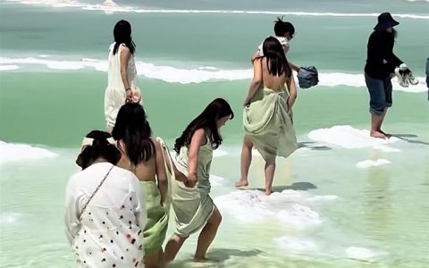 察尔汗盐湖景区再回应游客赤脚下水拍照：非常重视，已加强巡逻