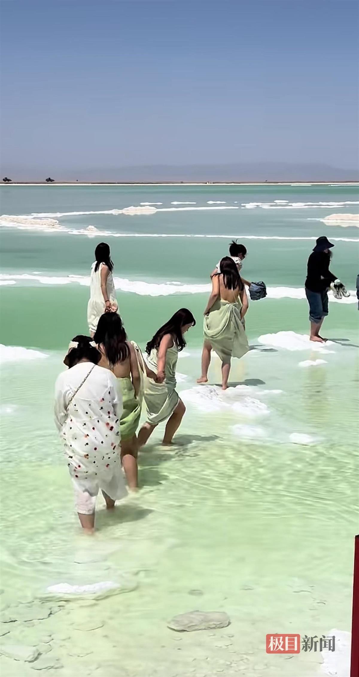 察尔汗盐湖景区再回应游客赤脚下水拍照：非常重视，已加强巡逻