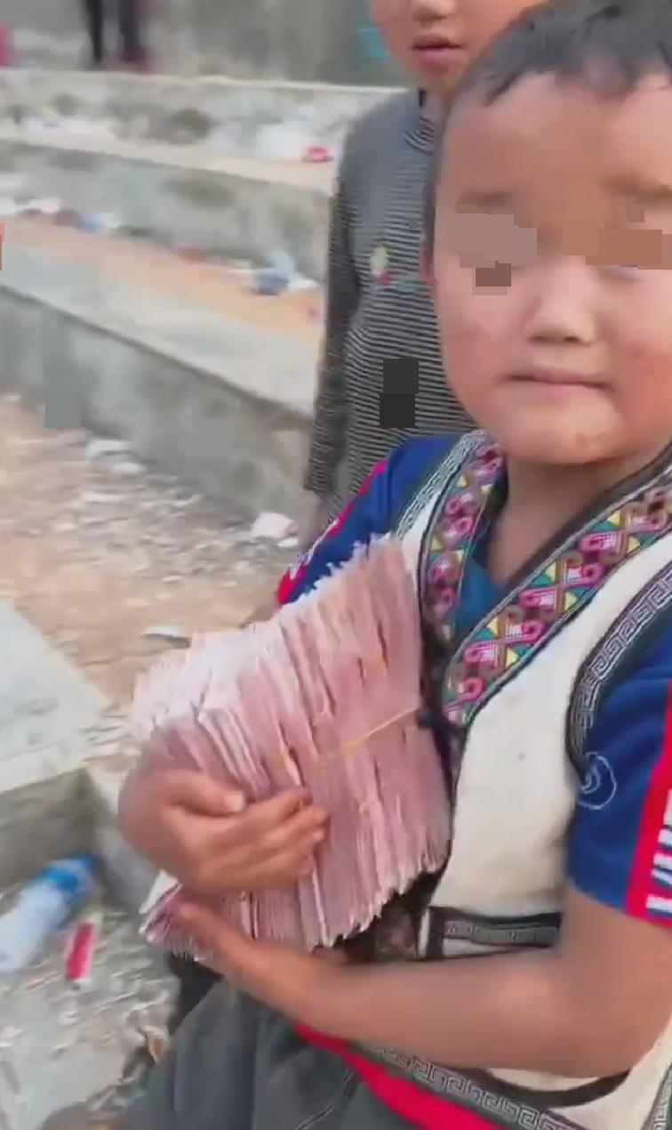 小孩哥淡定抱走斗牛赛十万元奖金，当地：小孩帮大人领奖，养的牛拿了冠军