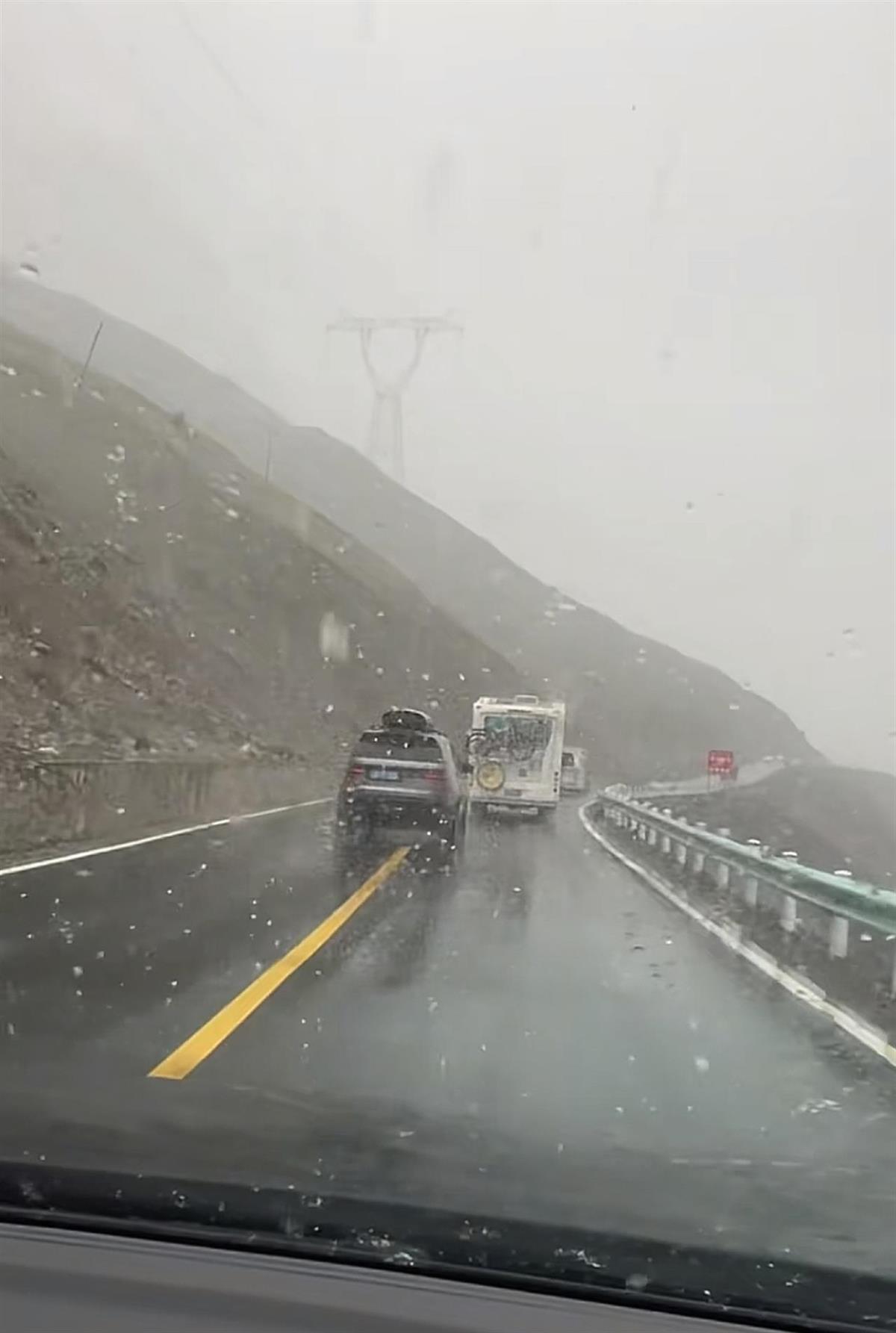 独库公路开通首日部分路段降雪，游客：领略到了十里不同天的奇观