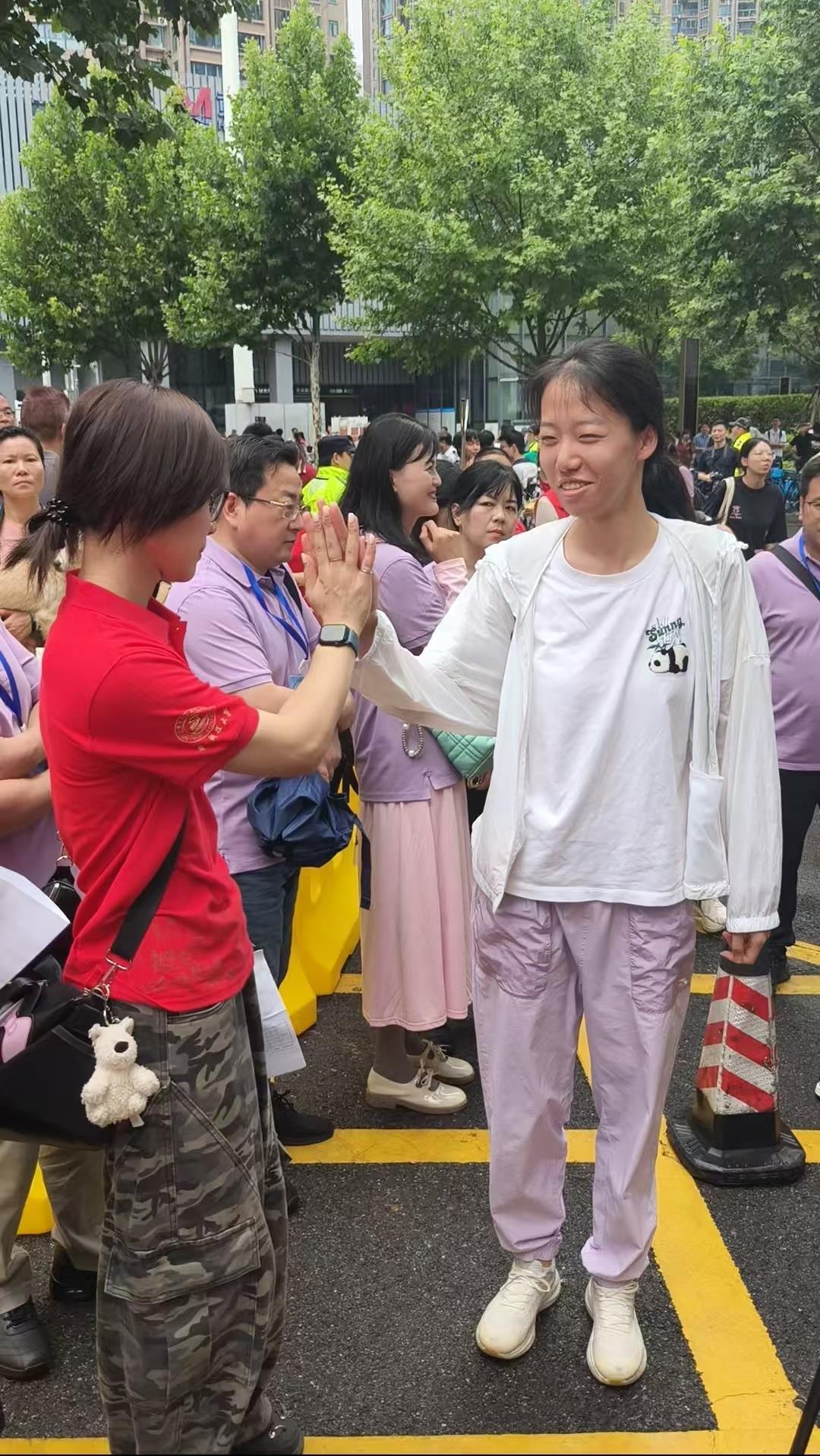 武汉多校教师暖心送考：击掌拥抱间，护航青春考场