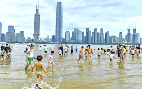 长江水位上涨 亲水平台拉起警戒线 江滩戏水注意安全