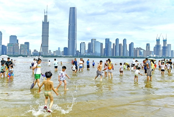 长江水位上涨 亲水平台拉起警戒线 江滩戏水注意安全